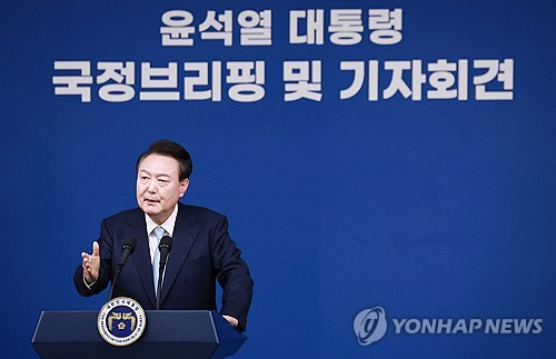 윤석열 대통령이 29일 오전 서울 용산 대통령실 청사에서 열린 '국정브리핑 및 기자회견'에서 질문에 답하고 있다. /연합뉴스